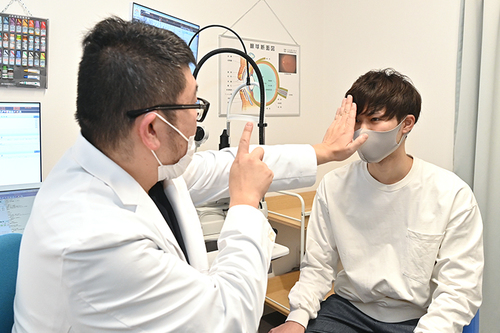 正しく認識し専門の医療機関受診を 日帰りの斜視手術も｜ドクターズ