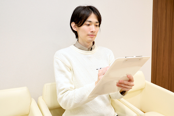 かすがいクリニック豊中緑丘テラス 診察を予約し来院。受付後に問診票を記入