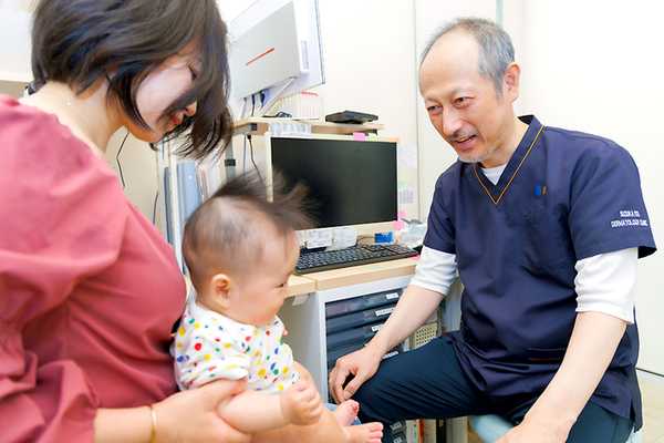 すずかいとう皮膚科クリニック 親子で問診を受ける