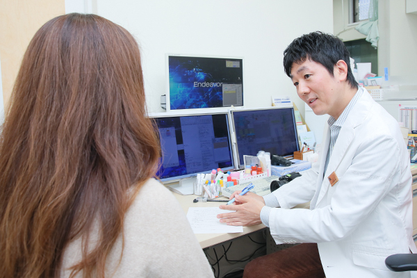 町野皮ふ科 皮膚科専門の医師による説明と検査