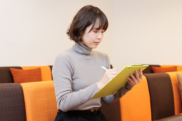 Shinjuku ART Clinic 予約時間に来院し、問診票に記入