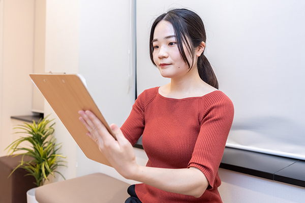 森の宮皮フ科クリニック 問診票に記入する