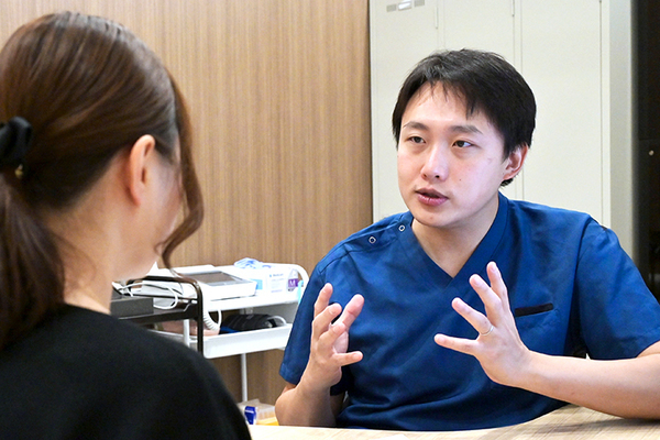鼠径ヘルニア日帰り手術 広島アルプスクリニック 診察を予約。初回の診察で手術の説明を受ける