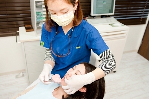 山本歯科医院 口の中をきれいに掃除をして、装置を作るための型どりをする