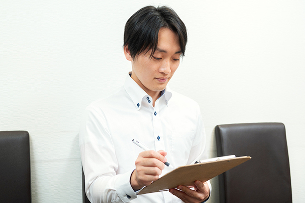 MYメディカルクリニック渋谷 クリニックに来院して問診を受ける