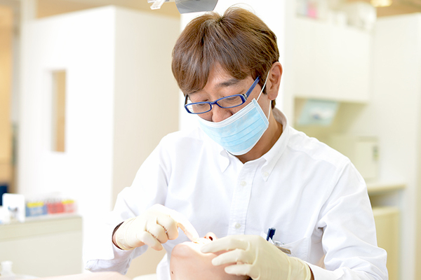 ひろ矯正歯科クリニック 歯並び、虫歯や歯周病の有無など口腔内の状態を確認