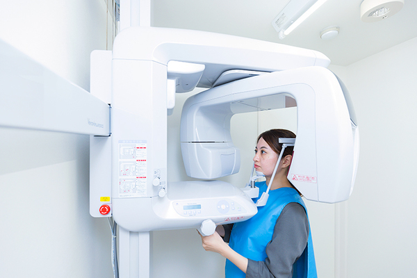 スウェーデン矯正歯科 矯正開始前に、専用エックス線で検査