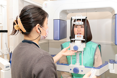 魅力的な笑顔をめざす 目立ちにくいマウスピース型装置による矯正