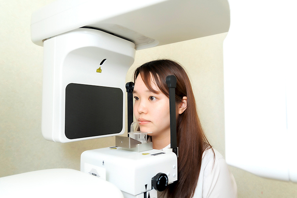 せいの歯科クリニック 口の開き具合などを確認。エックス線検査を受ける