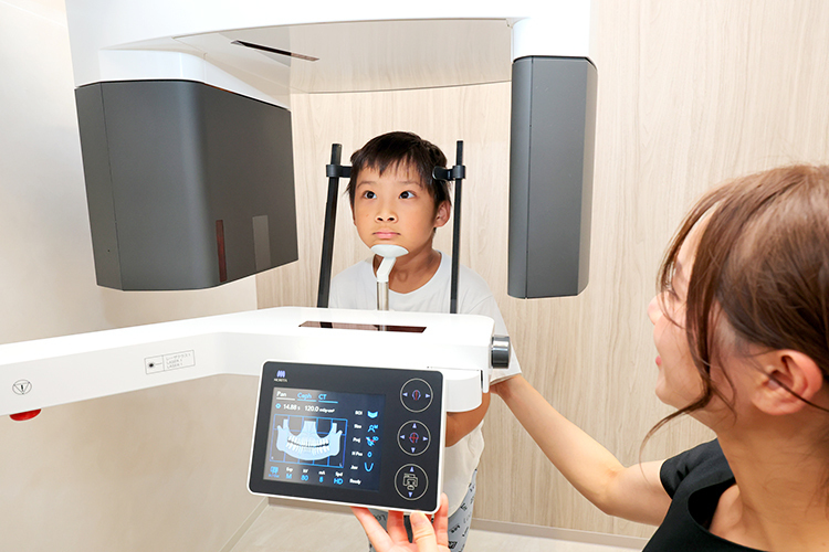 歯並びを悪くする原因に働きかける MFT（口腔筋機能療法）｜ドクターズ