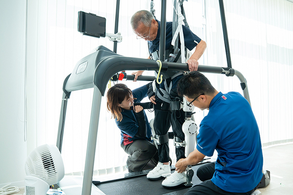 宇野胃腸内科脳神経内科 ロボットスーツのフィッティング