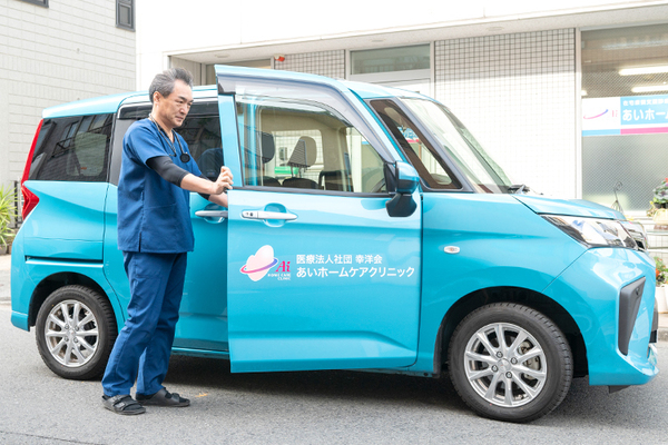 あいホームケアクリニック 医療スタッフが訪問車両で患者宅へ向かう