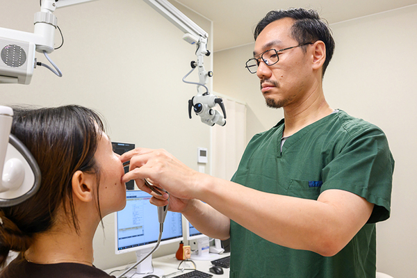 まつい耳鼻咽喉科 鼻・喉の検査では、鼻腔に粘膜収縮剤をスプレーする