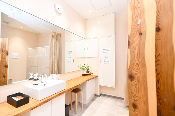 HAKUブレストケアクリニック 問診票に記入し、着替えをする