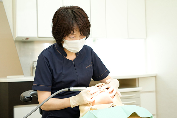 高野デンタルクリニック 口腔内をチェックした後、全体をクリーニング