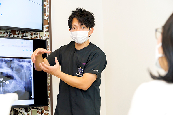 クラウン歯科名古屋中村院 カウンセリングで説明を聞く 