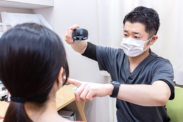森の宮皮フ科クリニック 医師による患部の診察
