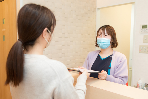 きむらクリニック小児科 乳腺科 受付に問診票を提出し、検査着に着替える
