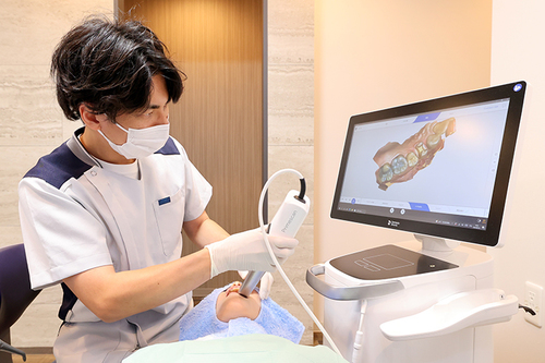 先進の口腔内スキャナーを用いた 負担の少ないセラミック治療