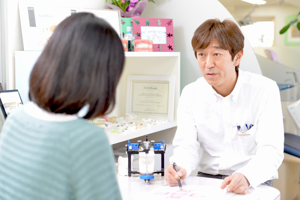 ひろ矯正歯科クリニック カウンセリングで口腔内の状態や矯正法の説明を受ける