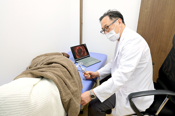 かすがいクリニック豊中緑丘テラス 肛門を診察する