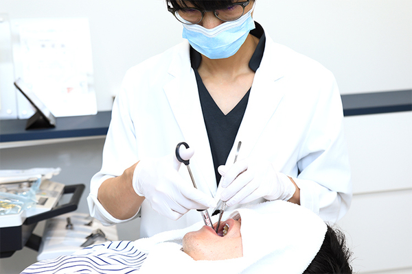 名古屋東別院ヒュッゲデンタルクリニック 抜歯当日、麻酔を受ける