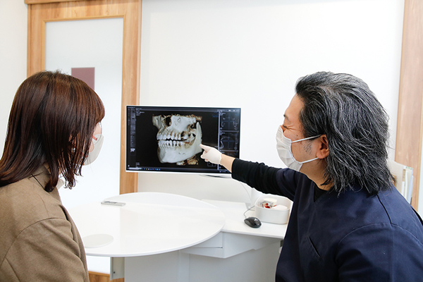 芥川歯科 3D画像や模型を使った詳細な治療内容の説明を受ける