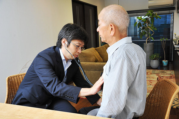 田中医院 触診のほか、バイタルチェックや検査を行う