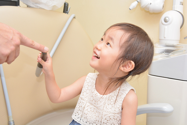 さくら歯科医院 チェアに座って歯科の道具に慣れる