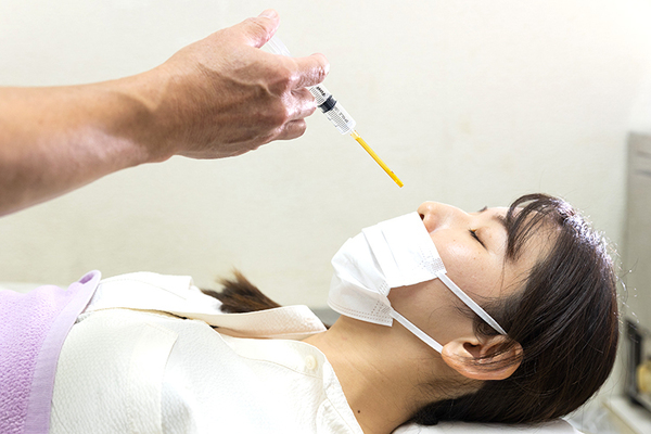 天下堂医院 鼻腔に麻酔を施す