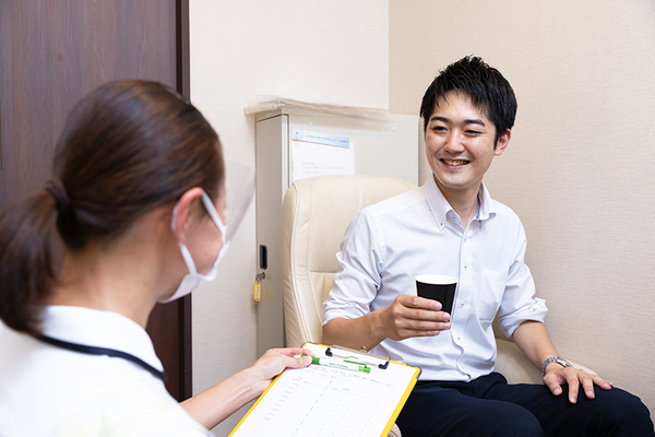 MIWA内科胃腸内科・内視鏡CLINIC葵 予約時間に合わせて受付を済ませ、検査に備える