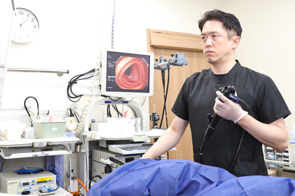 新宿内視鏡クリニック 検査室にて検査を受ける