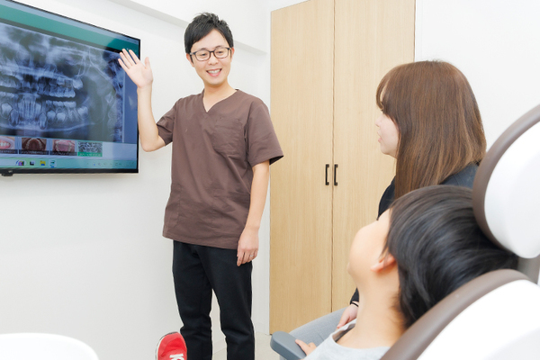 志賀本通たくみ歯科・矯正歯科 矯正方法や期間、矯正中の注意事項の説明を聞く
