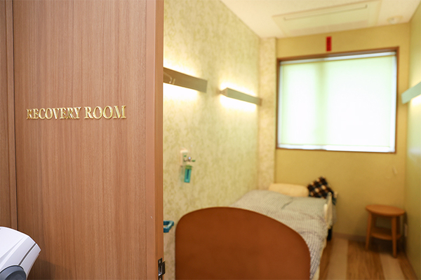 井上秀人歯科インプラントクリニック インプラント埋入手術を行う