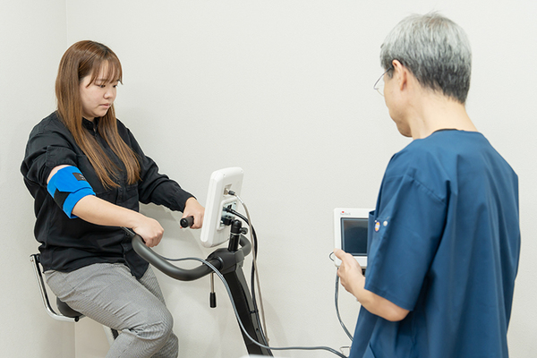 瀬戸みずの坂内科クリニック エルゴメーターを用いて心肺機能チェックをすることも