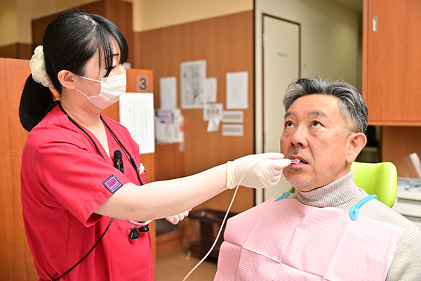 たんぽぽ歯科 専用の器具を用いた検査で、口腔機能を客観的に数値化
