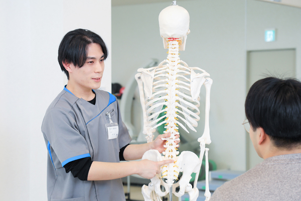 かのう整形外科 リハビリスタッフからも患者に病態を説明