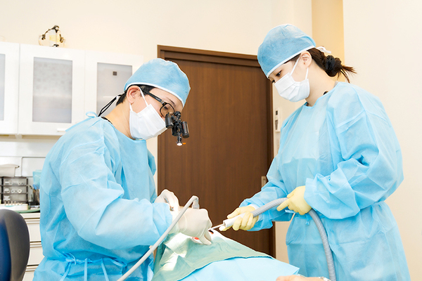 クラウン歯科名古屋中村院 手術にてインプラント体を埋入