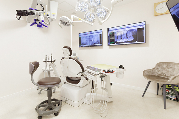 つばめデンタルクリニック川西 手術にてインプラント体を埋入