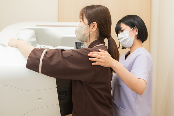 きむらクリニック小児科 乳腺科 マンモグラフィで乳房を撮影