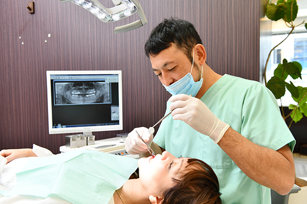 祐天寺歯科クリニック 本歯をセットした後、再来院して噛み合わせを確認