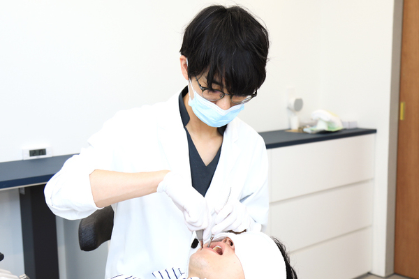 名古屋東別院ヒュッゲデンタルクリニック 抜歯を受ける