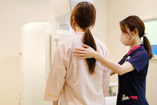 優ウィメンズクリニック 診察室で結果を確認。2次検査や治療に進むことも