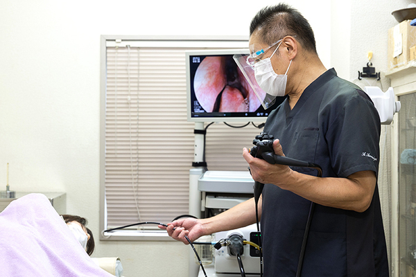 天下堂医院 鼻から内視鏡を挿入して検査を行う