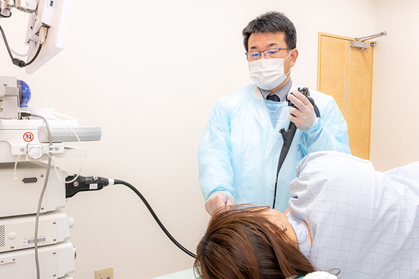さくらクリニック 検査室で内視鏡検査を受ける