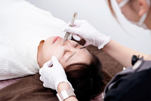 上野御徒町ファラド皮膚科 施術箇所をテープで保護