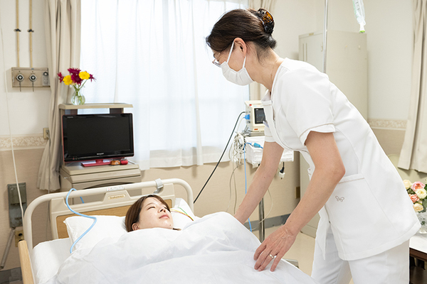 井上外科内科医院 術後病室で休む