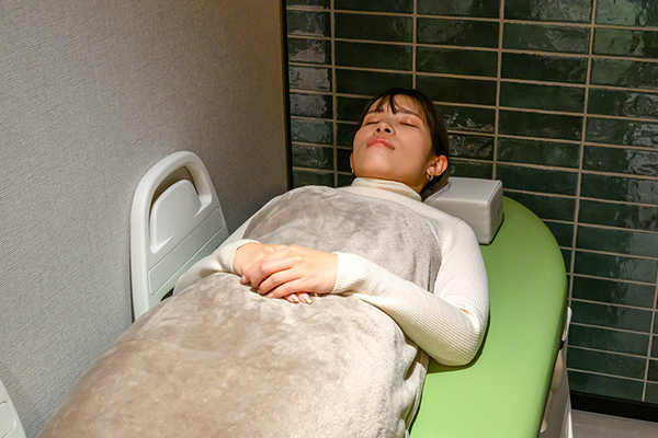 NEO HEALTHCARE 消化器内科･内視鏡内科クリニック 大阪市中央区本町院 リカバリールームで休憩