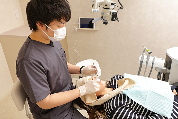 豊中服部ノボ歯科・矯正歯科クリニック 作製したかぶせ物を取りつける