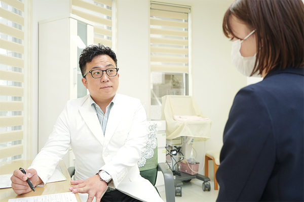 長谷川レディースクリニック淵野辺ソフィア 医師と管理栄養士から検査結果を伝えられる